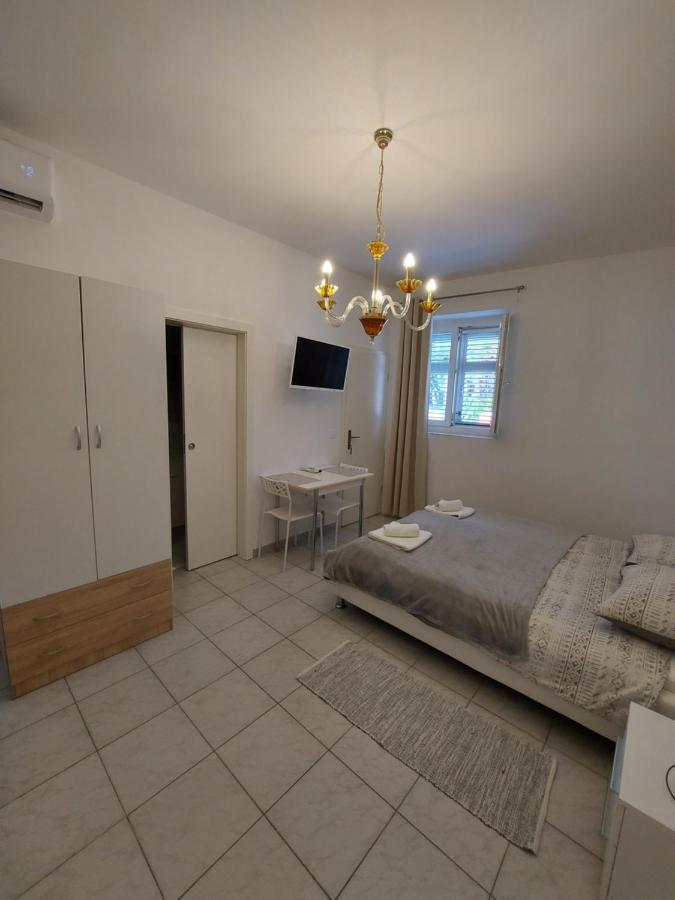 Studio Apartments Ana & Mia Vis Exteriér fotografie